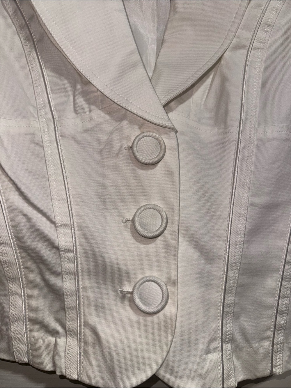 XOXO White Short Sleeve Tailored Button Front Blazer Top - Picture 4 of 7